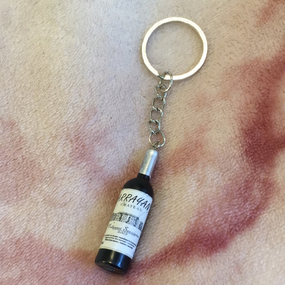 Arrayan Chateau Cabernet Wine Bottle Keychain NWOT Silver Toned Keyring 4.25”